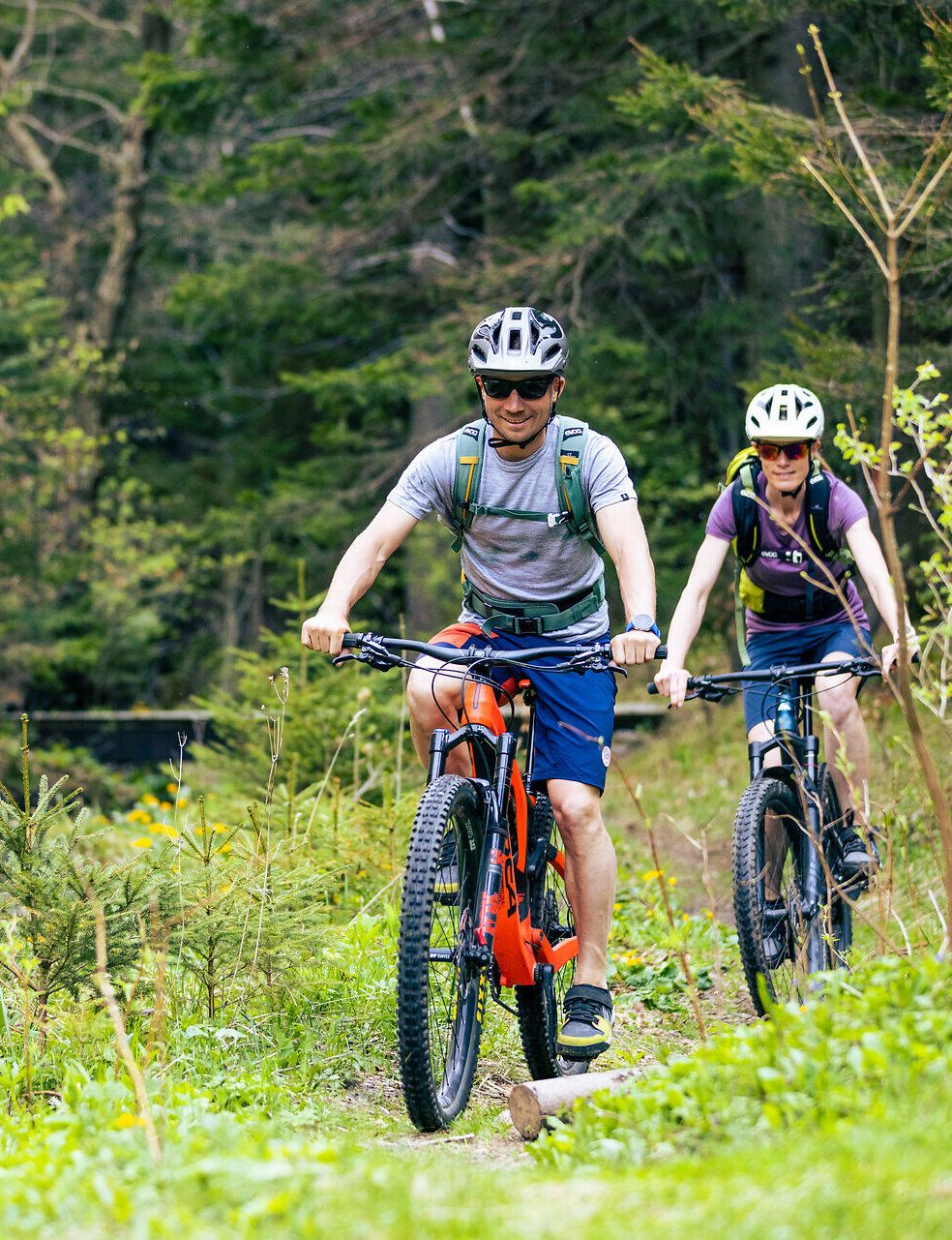 Zwei Mountainbiker fahren auf einer Mountainbike Strecke am Kreuzberg, in der Region Semmering Rax