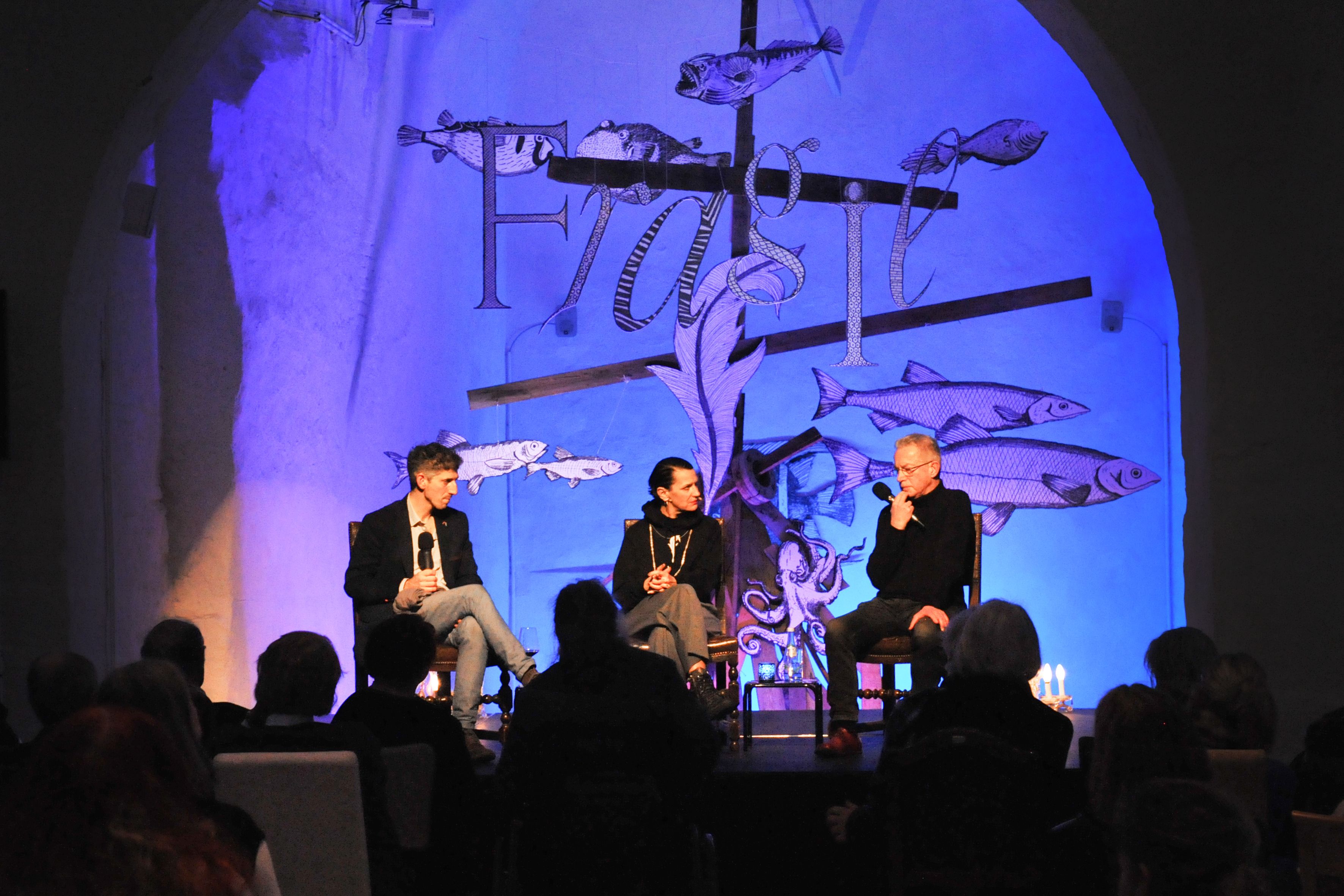 3 Personen auf der Bühne, die sich unterhalten