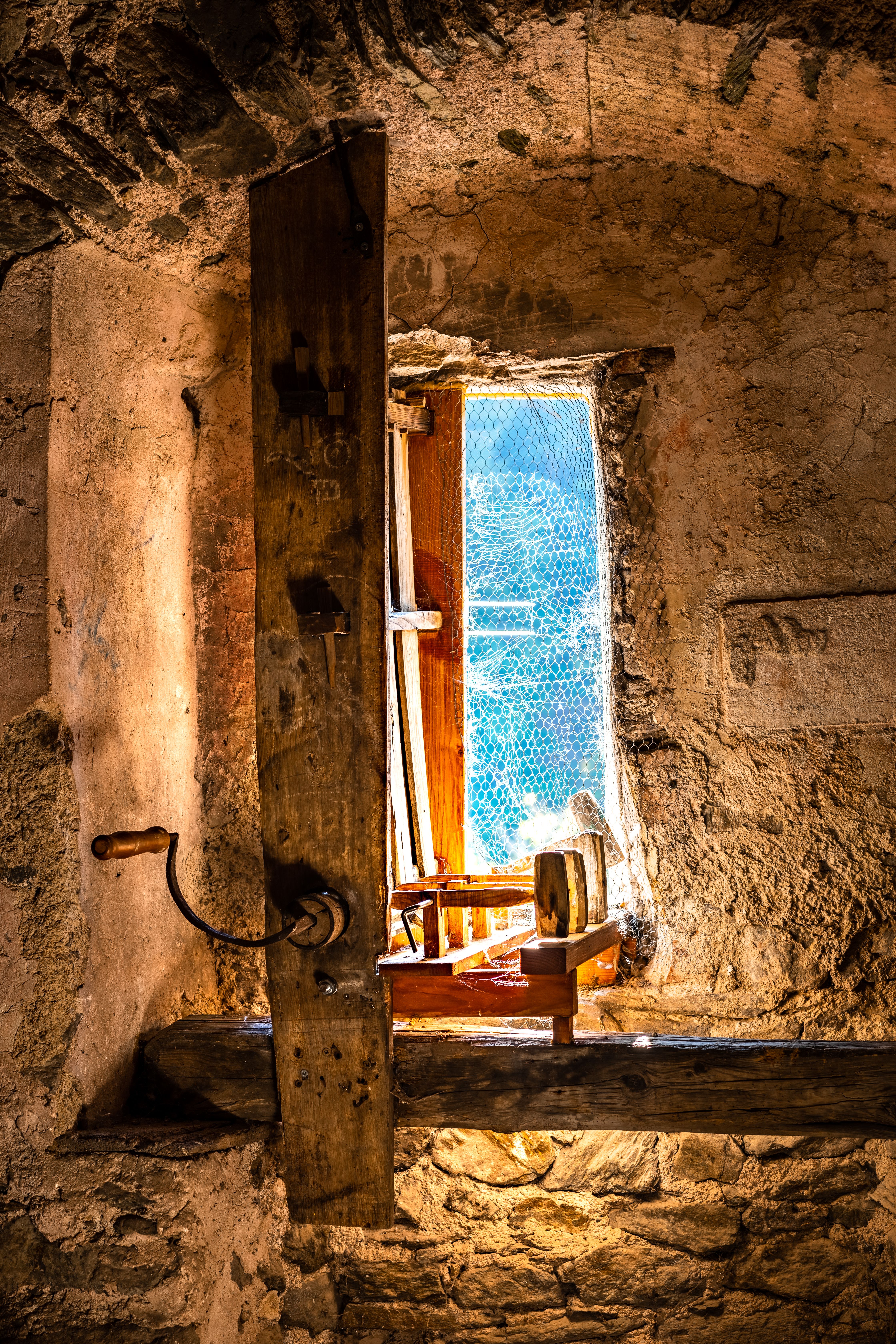 Steinmauer am Dachgeschoss der Wehrkirche Edlitz mit hölzerner Hammerschlag-Konstruktion