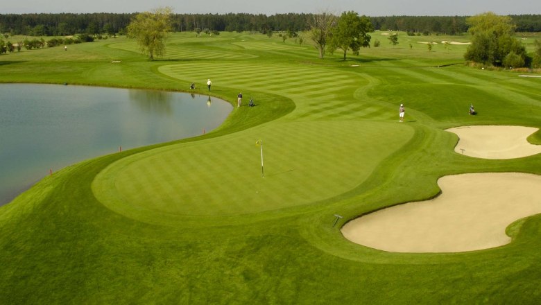 Golfplatz mit Wasserhindernis und Sandbunker
