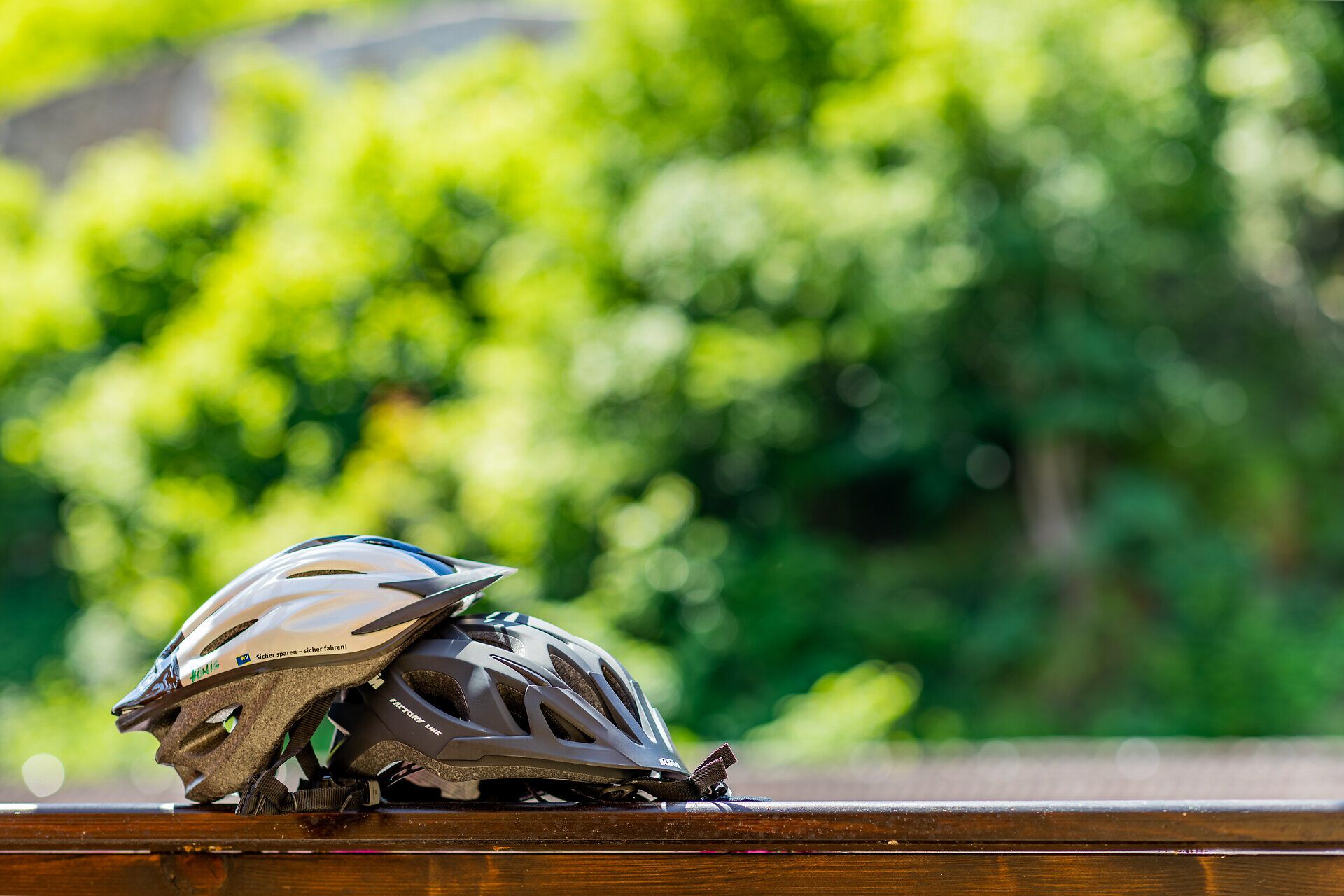 Das Hotel Post-Hönig in Kirchschlag in der Buckligen Welt ist unter anderem Radpartner Niederösterreich. Es liegt direkt im Zentrum in Kirchschlag unterhalb der Burgruine Kirchschlag. Dort sind Radfahrer besonders gut ausgehoben.