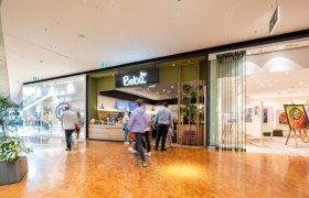 Außenansicht desBoba Shops im Fischapark mit vorbeigehenden Menschen.