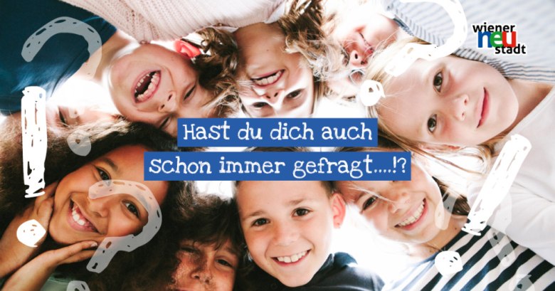 Kinder liegen im Kreis auf dem Boden und schauen lächelnd in die Kamera. Text: 'Hast du dich auch schon immer gefragt...!?'