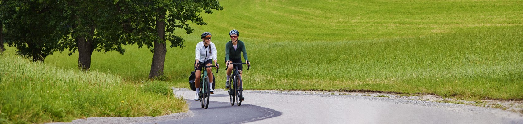 Zwei Radlerinnen touren durch die grüne Bucklige Welt 