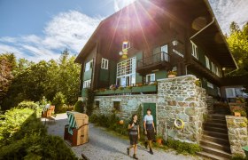 Looshaus am Kreuzberg mit 2 Wanderer