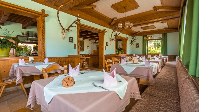 The diningroom in the Bruckerhof, © Wiener Alpen/Christian Kremsl