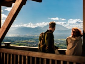 Am Aussichtsturm in Lanzenkirchen/Wiesen, © Wiener Alpen/Fülöp, Kremsl