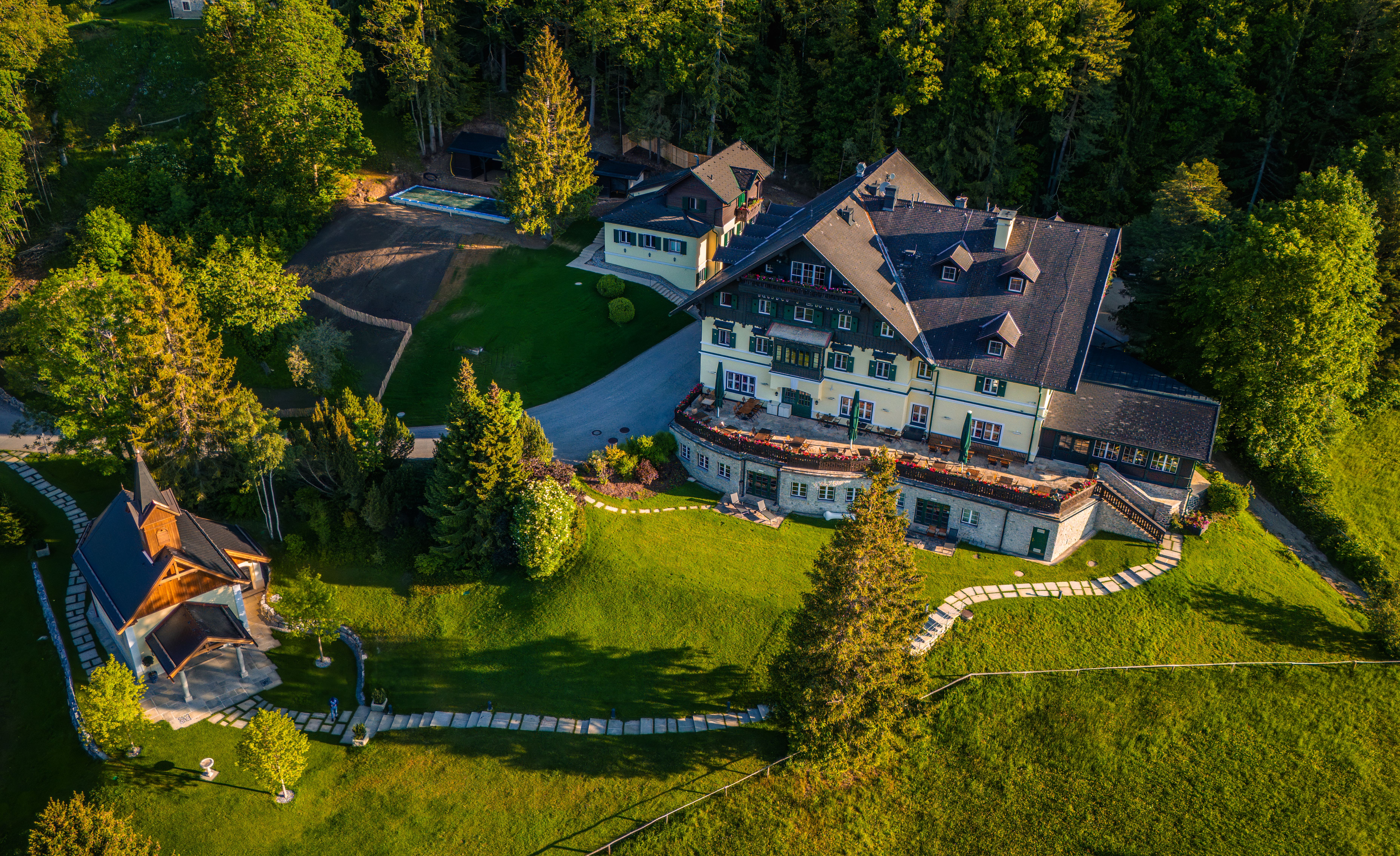 Umgeben von üppigen Wäldern und sanften Hügeln strahlt der Knappenhof eine einladende Ruhe aus. Die charmante Architektur des Hauses harmoniert perfekt mit der malerischen Landschaft der Wiener Alpen, die zu Erkundungen und entspannenden Momenten einlädt.