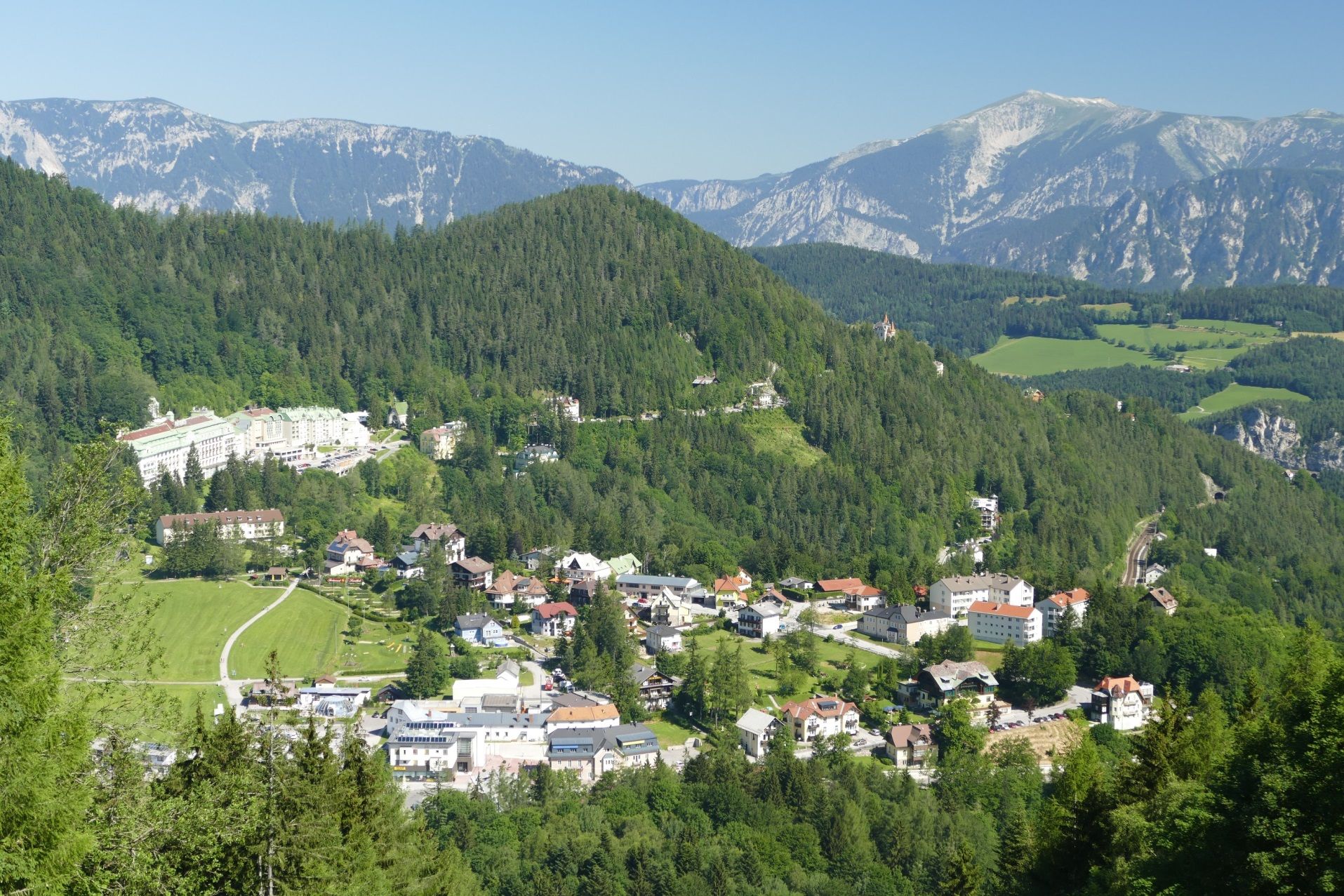 Panoramablick auf den Semmering mit Bergen und Wald.
