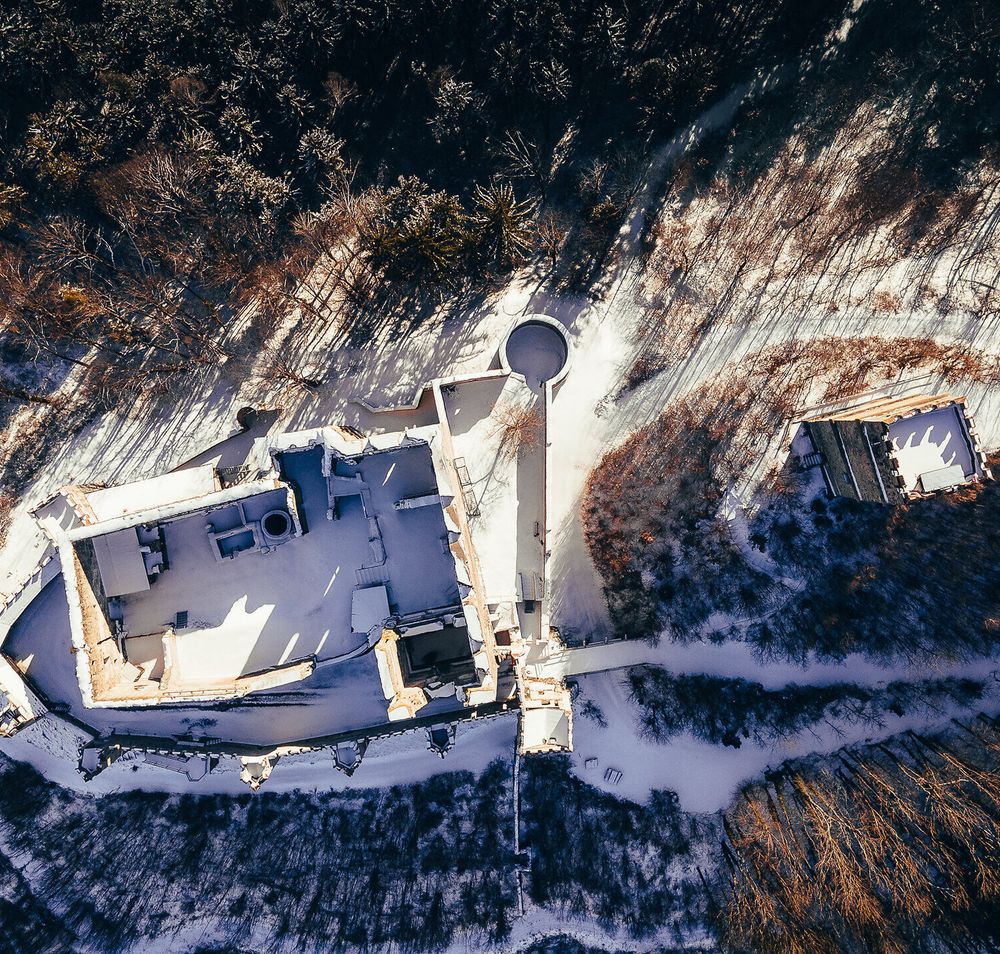 In der winterlichen Landschaft, bedeckt von einer sanften Schneedecke, erhebt sich majestätisch die Burg Kirchschlag. Die verschneiten Bäume umrahmen den Weg der Blicke, der zu unvergesslichen Ausblicken einlädt und die ruhige, friedliche Atmosphäre des Winters in den Wiener Alpen widerspiegelt.