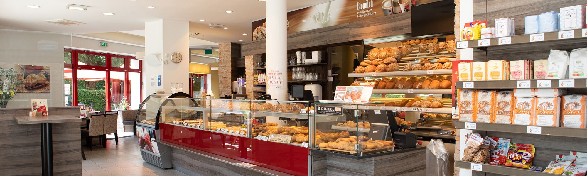 Innenansicht einer Bäckerei mit Brot und Gebäck in der Auslage.