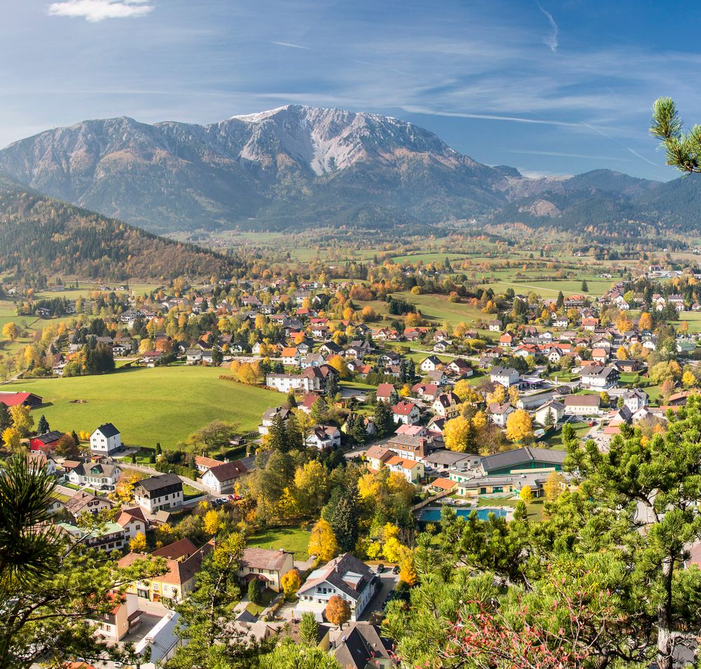 Blick auf den Schneeberg vom Tal im Herbst