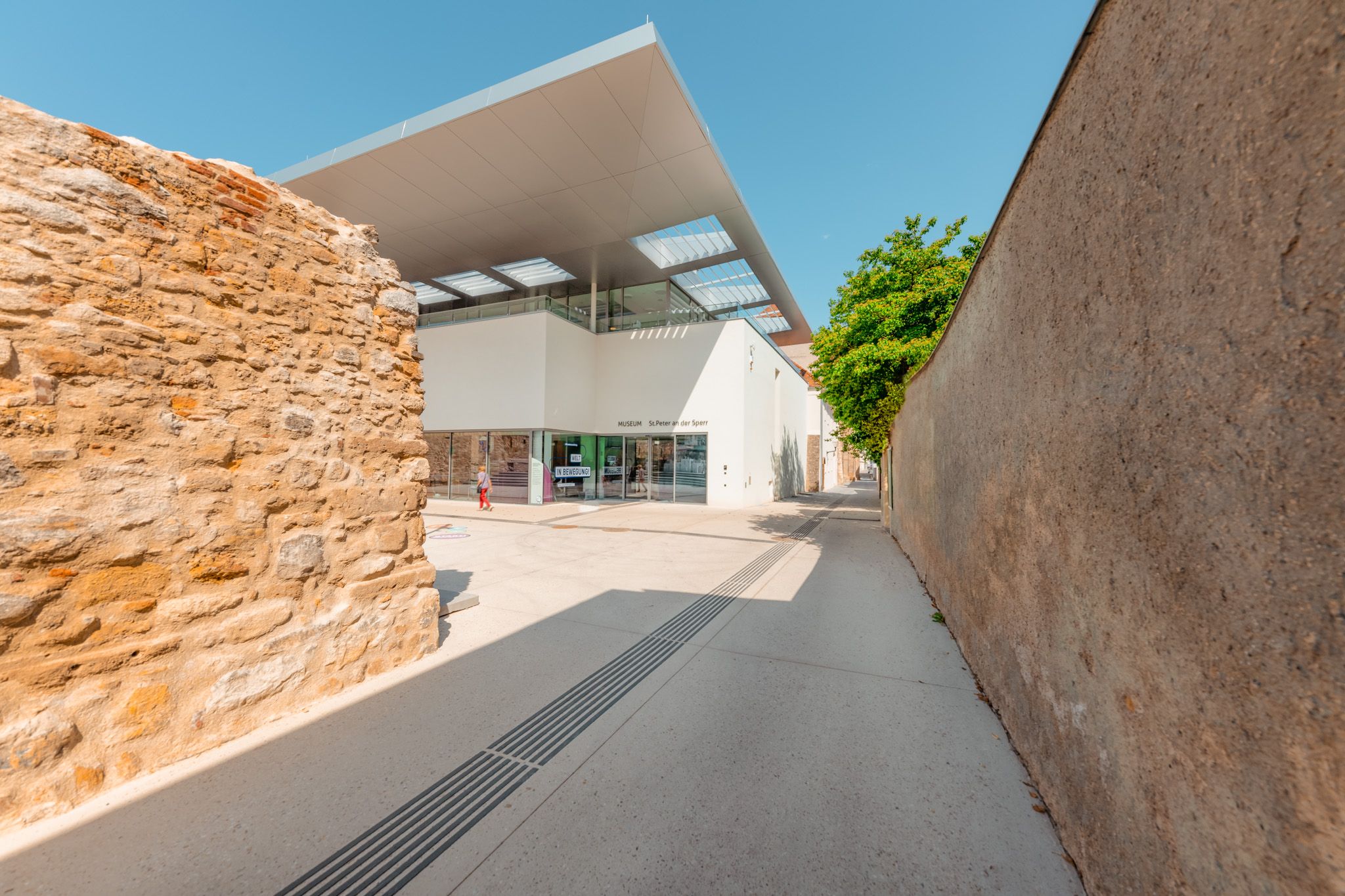 Blick auf das moderne Museum St. Peter an der Speer