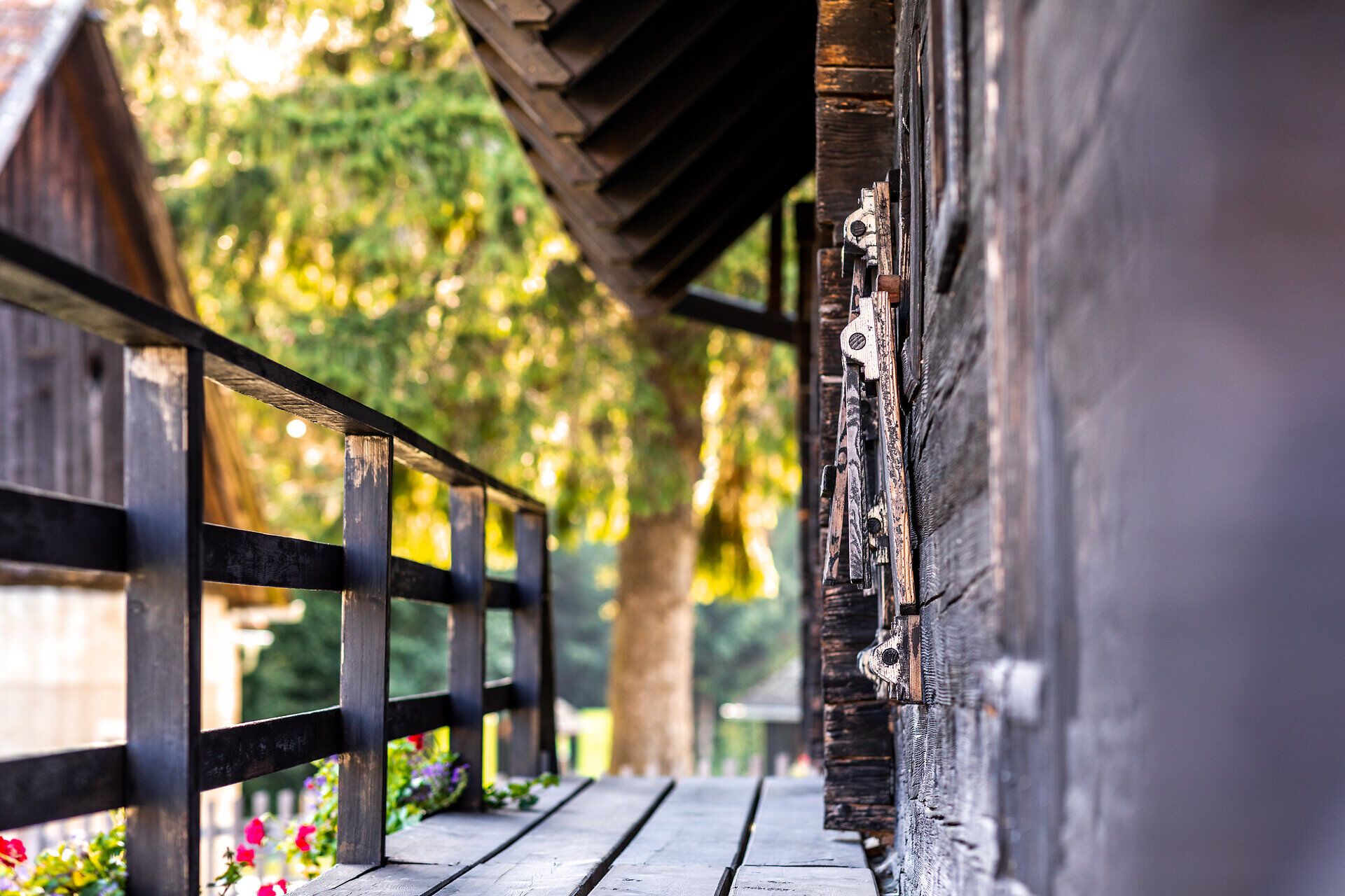 Nahaufnahme der Terrasse eines traditionellen Holzbauses im Museumsdorf Krumbach