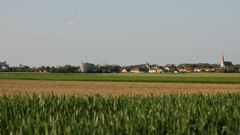 Am linken Bildrand sind die Mühlenbetriebe zu sehen, rechts von der Bildmitte Türme und Kuppel der Theresienkirche in der Nadelburg und rechts der gotische Turm der Pfarrkirche St. Jakobus., © Wolfgang Glock