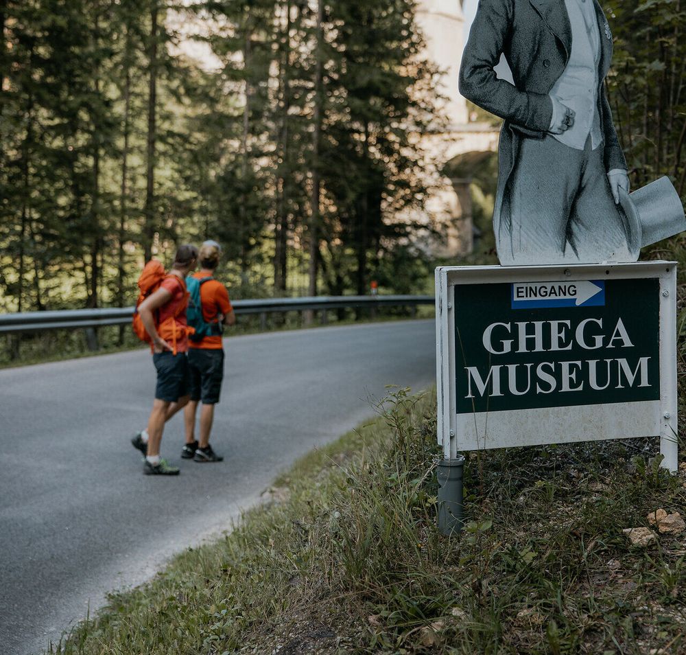 Zwei Wanderer vor dem Eingang des Ghega Museums