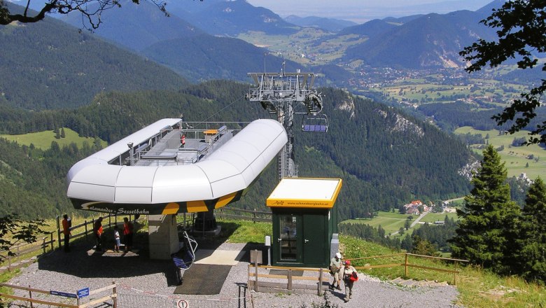 Bergstation der Schneeberg Sesselbahn mit Blick auf die umliegenden Berge und Täler.