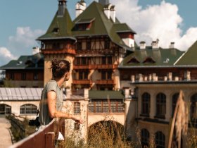 Umgeben von majestätischen Bergen und üppigem Grün, lädt die Atmosphäre zum Verweilen ein. Die historische Architektur des Südbahnhotels harmoniert perfekt mit der atemberaubenden Landschaft, die sich im Hintergrund entfaltet. Hier erleben Besucher die Schönheit des Bergsommers in Niederösterreich.