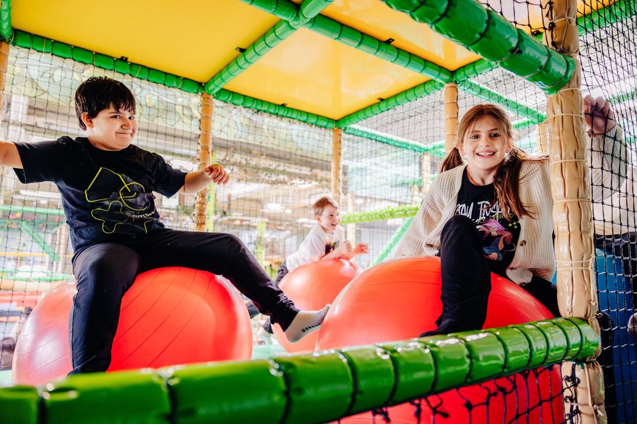 Kinder beim Klettern und Spielen