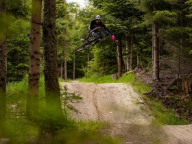 Flowtrails mit zahlreichen Jumps & Tables, &copy; Wexl Trails