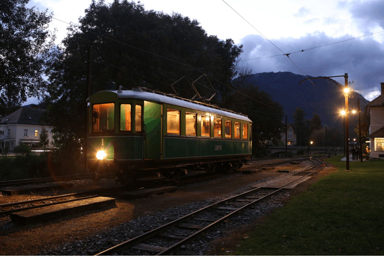 Triebwagen TW1 bei Nacht im Bahnhof Reichenau