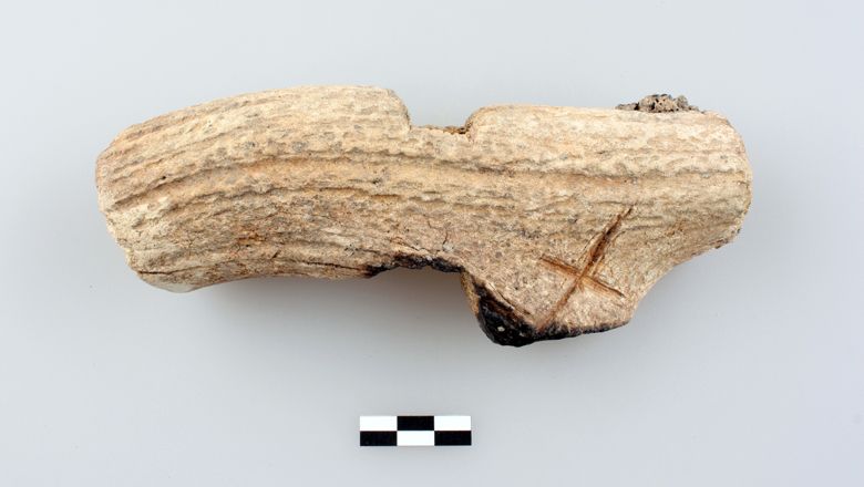 Spätbronzezeitlicher Hammer aus Hirschgeweih mit eingeritztem X.