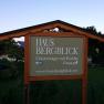 Schild mit der Aufschrift 'Haus Bergblick, Gästetage mit Küche'.