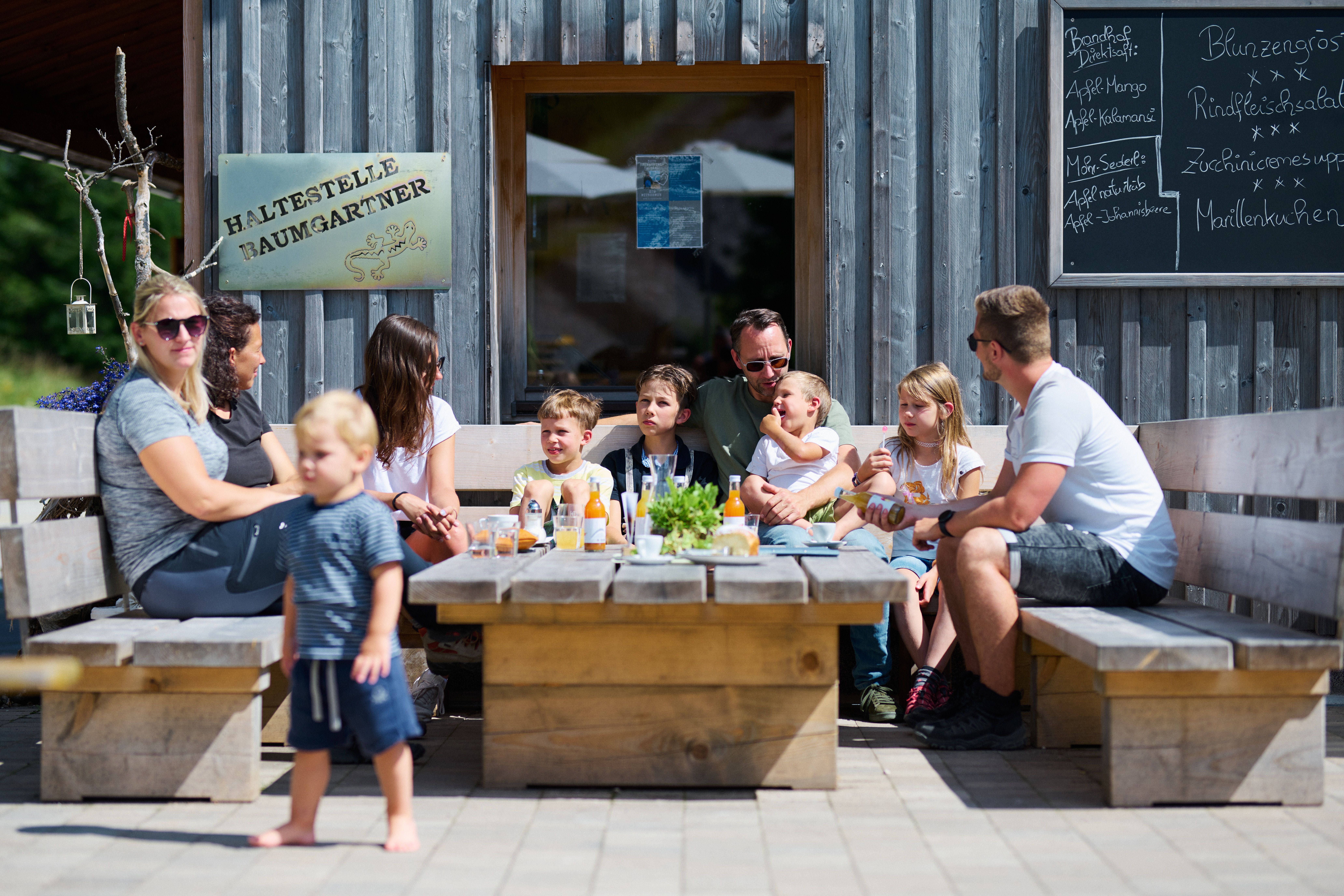 Familie auf Hütten Terrasse 