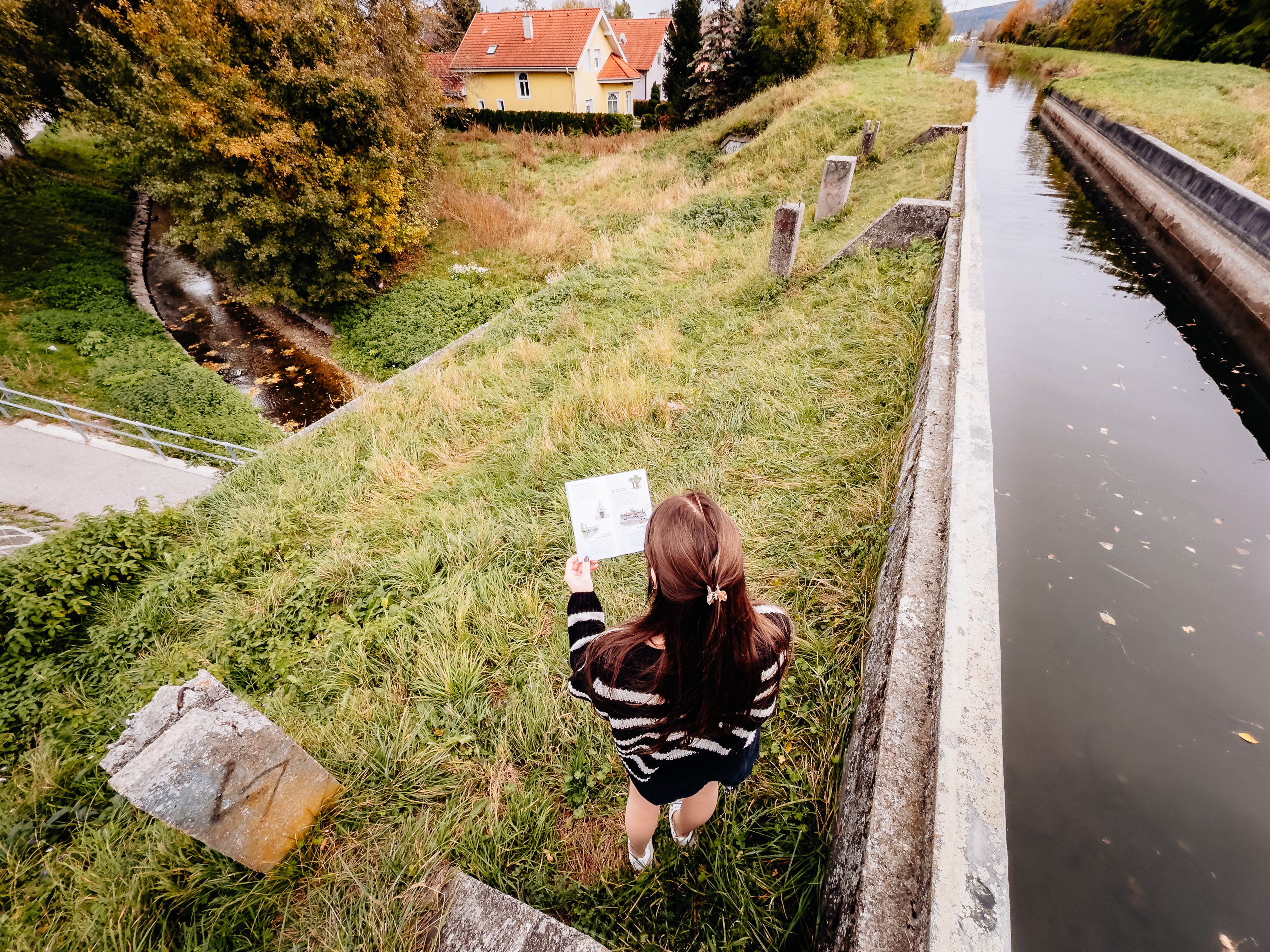 Frau neben einem Fluss. 