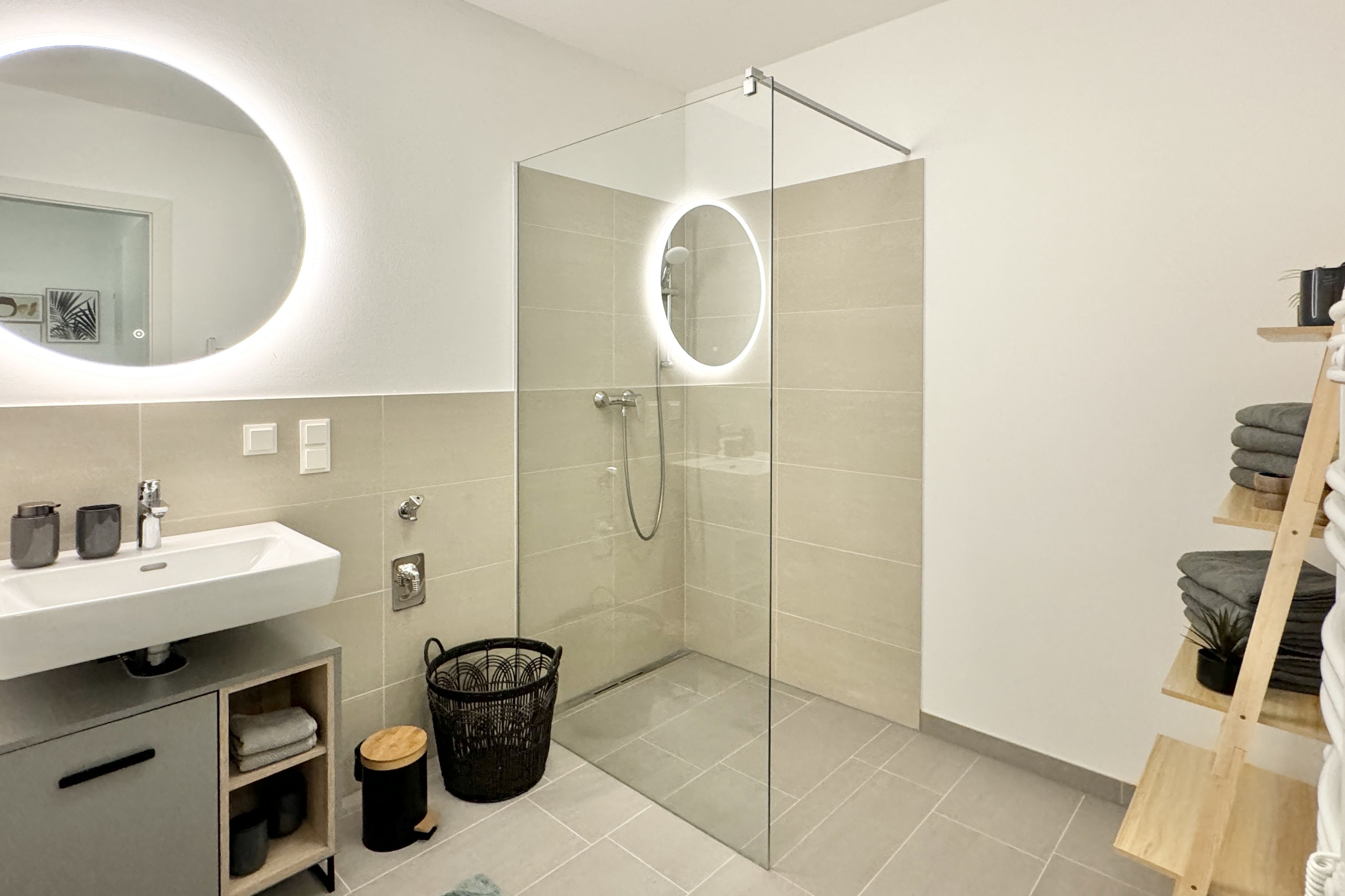 Badezimmer mit Walk-in Shower und beigen Fliesen