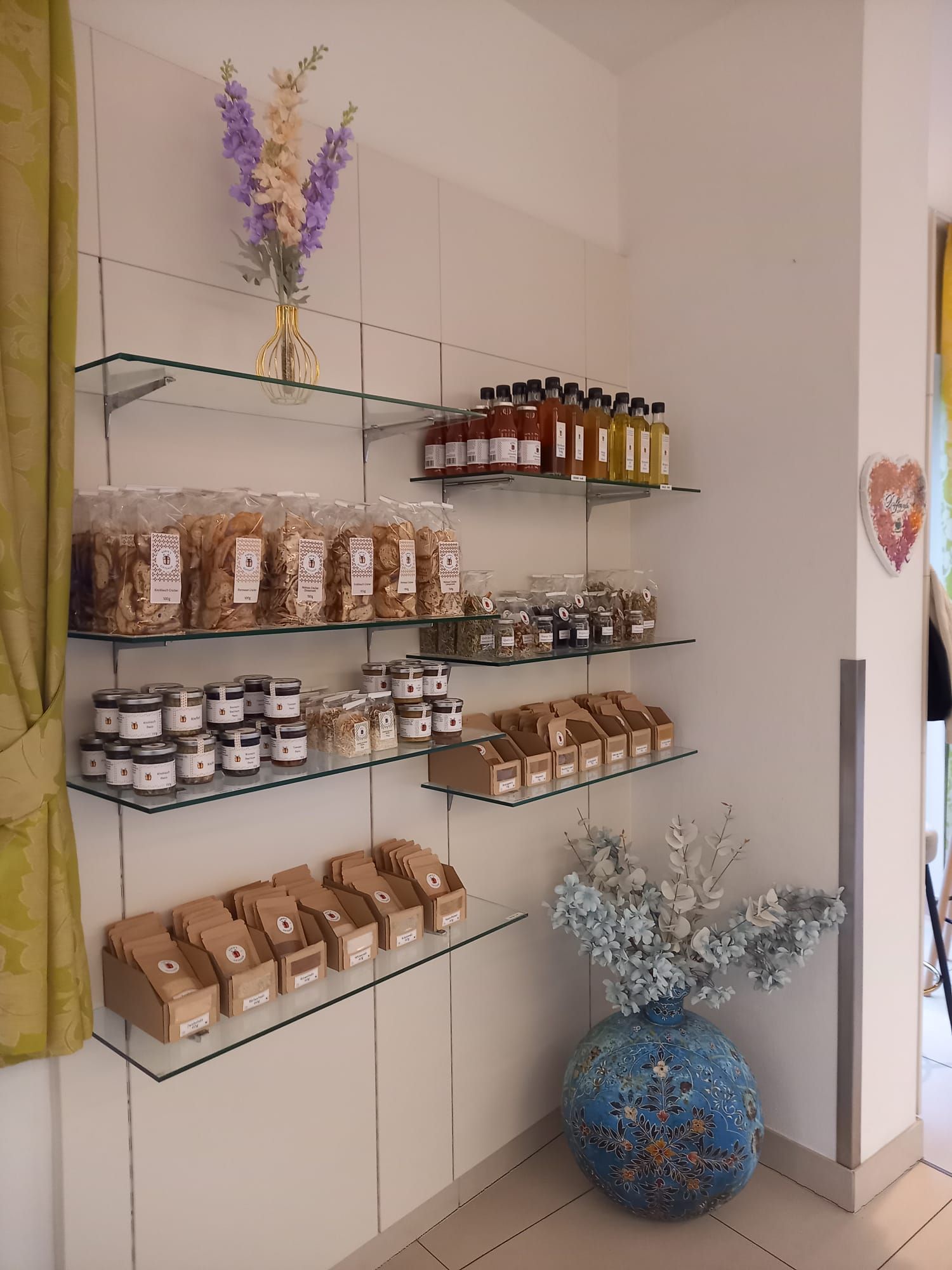 Regal mit regionalen Produkten in einem Geschäft.