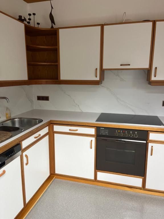 Kitchen with dishwasher, oven, ceramic hob and dishwasher