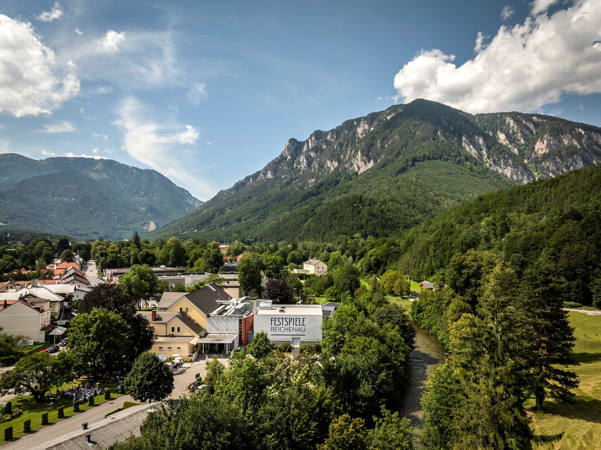 Umgeben von majestätischen Bergen und üppigem Grün, lädt die Region zu unvergesslichen Erlebnissen ein. Die sanften Hügel und klaren Gewässer schaffen eine harmonische Kulisse, die sowohl Ruhe als auch Abenteuer verspricht. Hier wird der Sommer in den Bergen zum wahren Genuss für alle Naturliebhaber.