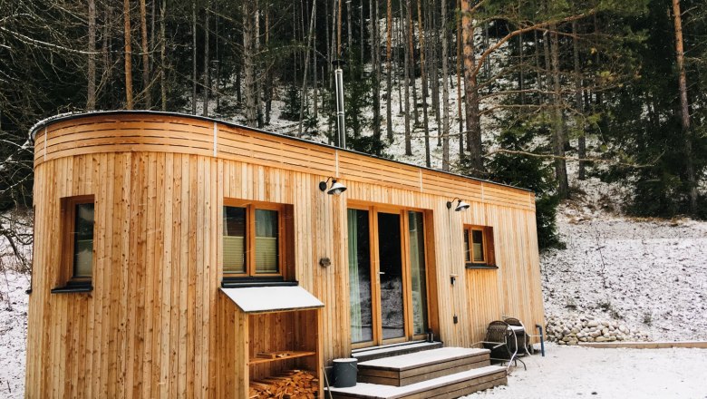 Wohnwagon Luna im Winter, © WW Wohnwagon GmbH Ein Wohnwagon aus Holz steht im verschneiten Wald.