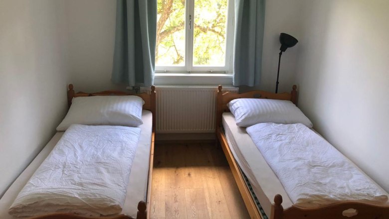 Schlafzimmer mit 2 getrennten Betten, © Peter Wochesländer