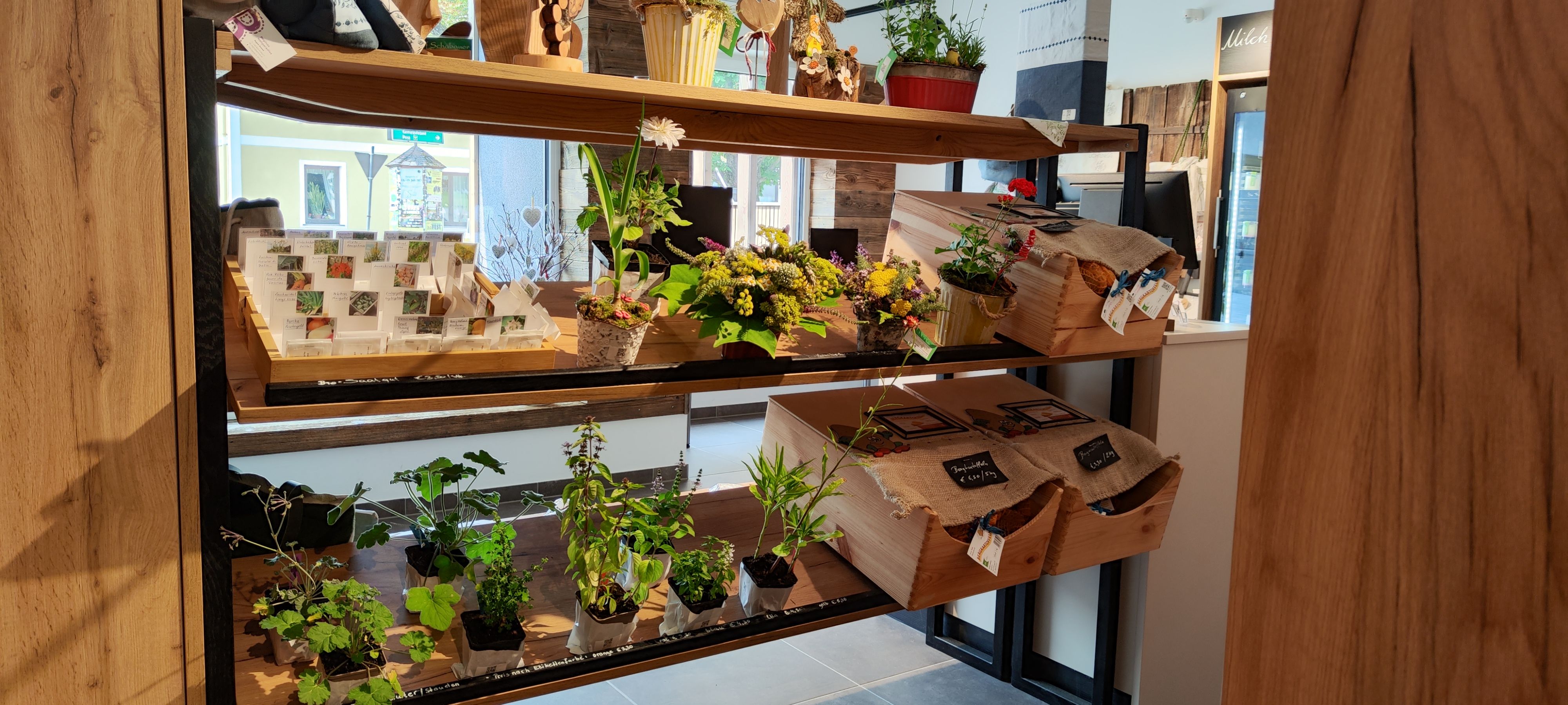 Regal mit Pflanzen und Samen in einem Dorfladen.