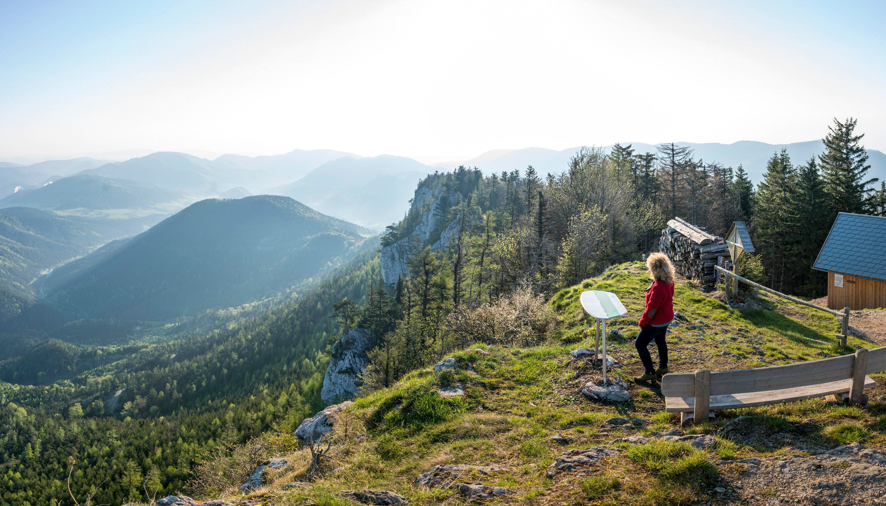 Wanderer bei Aussichtsplatz Gauermann