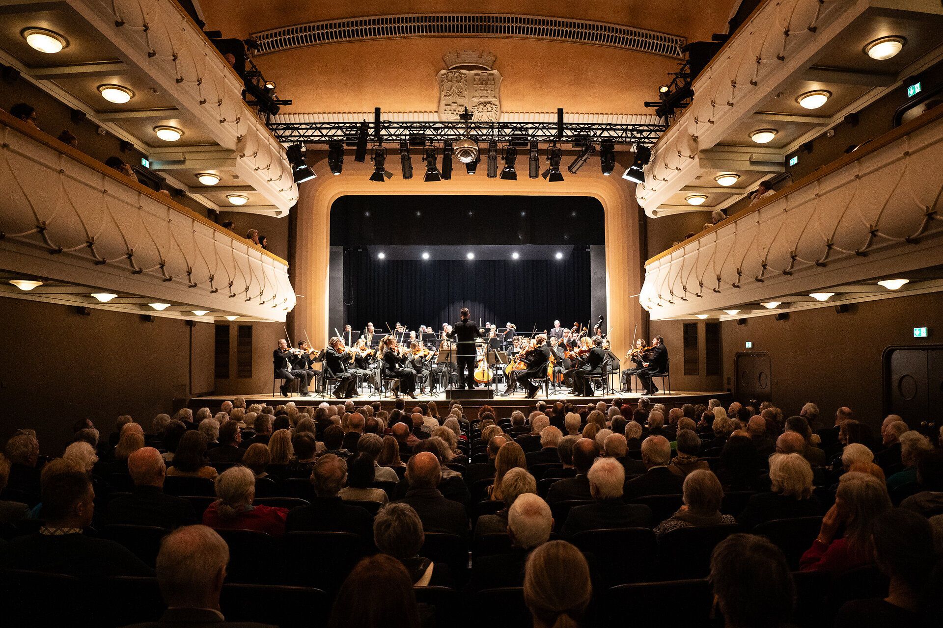 Stadttheater in Wiener Neustadt, Aufnahmen von Außen und vom Theatersaal
