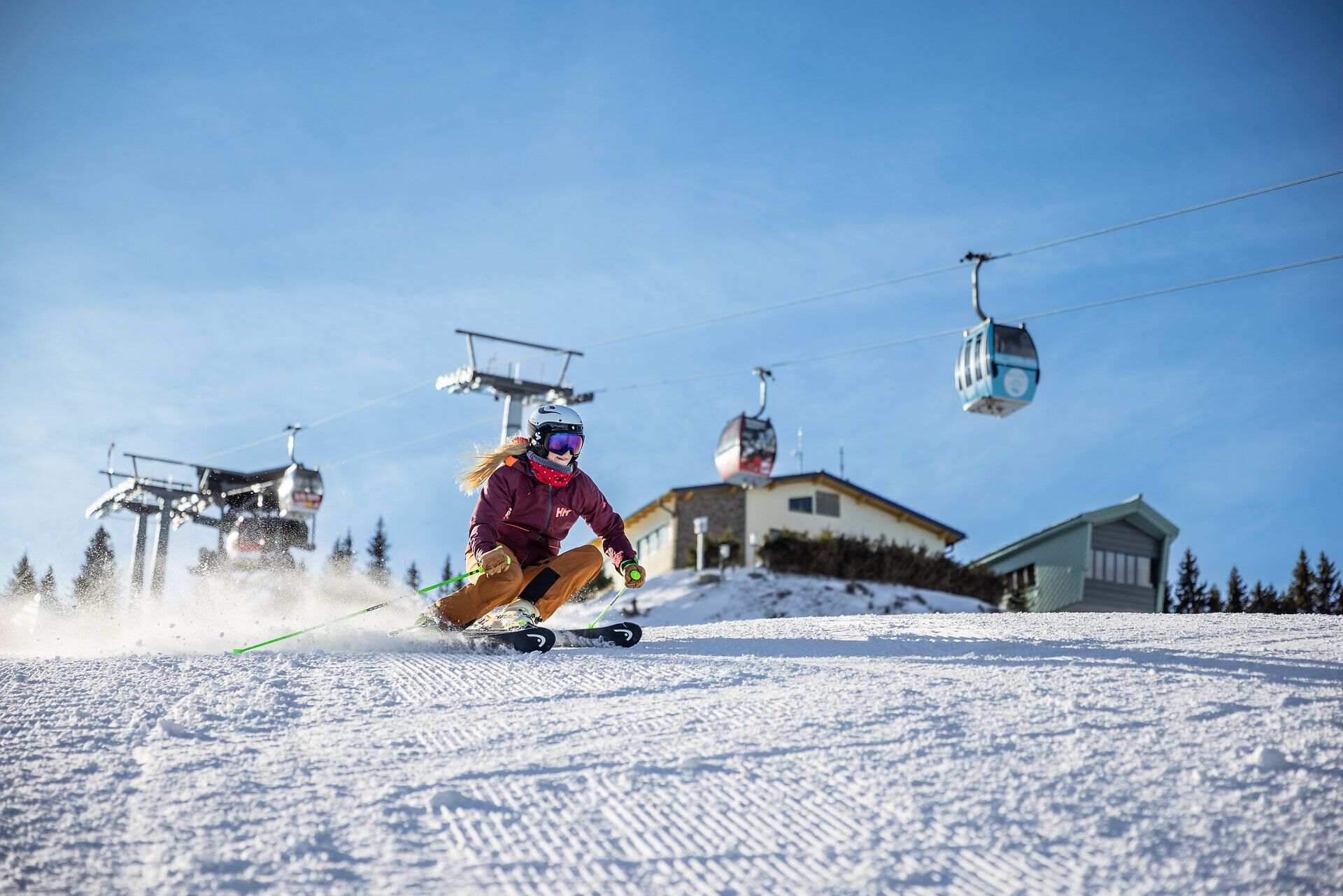 Die strahlende Wintersonne glitzert auf der frisch präparierten Piste, während ein begeisterter Skifahrer elegant die Abfahrt meistert. Umgeben von schneebedeckten Bergen und der klaren, kalten Luft, ist dies der perfekte Ort für Wintersportliebhaber, die die Schönheit der Wiener Alpen erleben möchten.