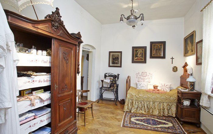 Historisches Zimmer im Stadtmuseum Kirchschlag mit antiken M&ouml;beln und Dekorationen.