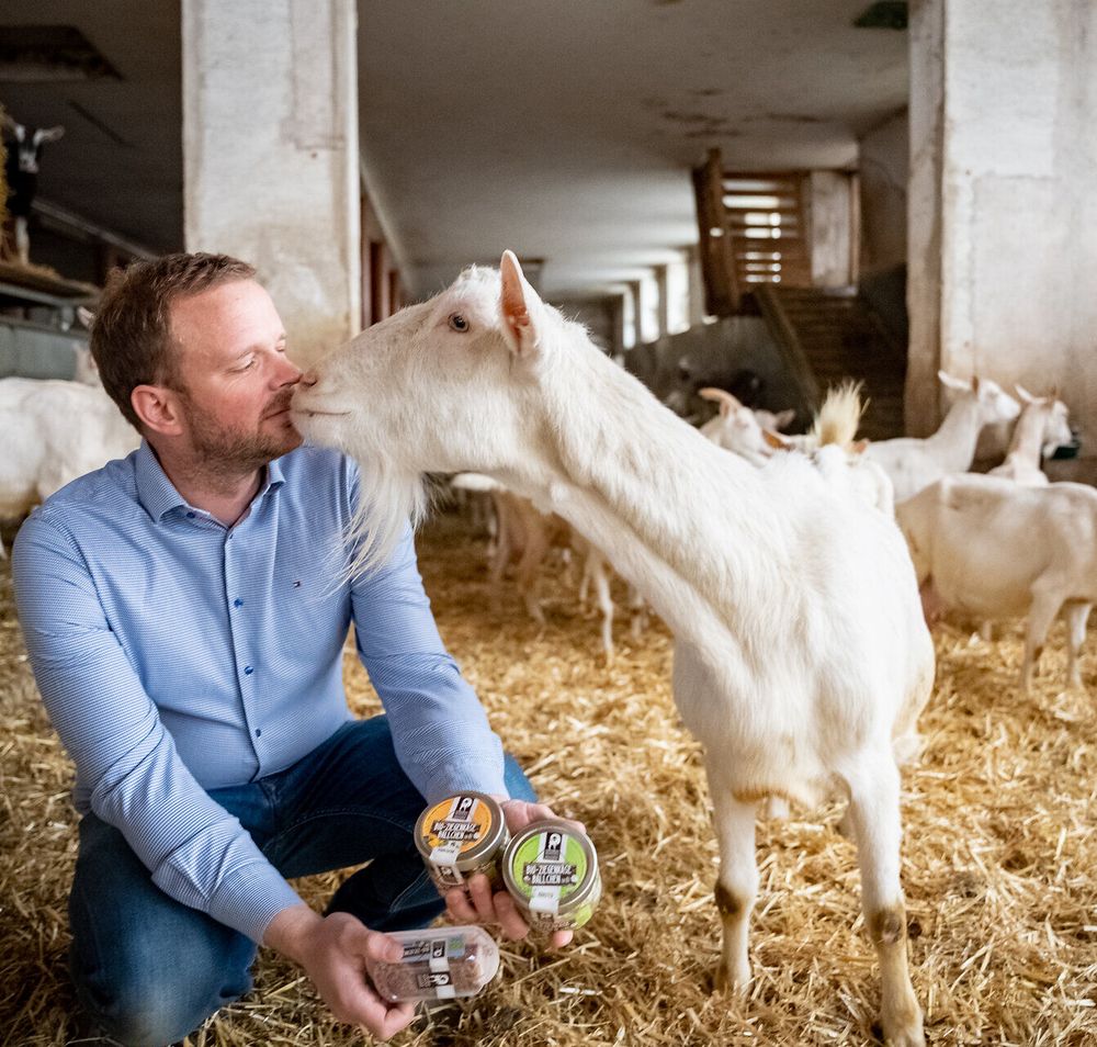 Inmitten der sanften Hügel der Buckligen Welt umarmt ein Ziegenbauer liebevoll eine seiner Tiere. Die friedliche Atmosphäre des Ziegenhofs, umgeben von frischem Heu und neugierigen Ziegen, lädt dazu ein, die ländliche Idylle zu genießen und die köstlichen Produkte der Region zu entdecken.