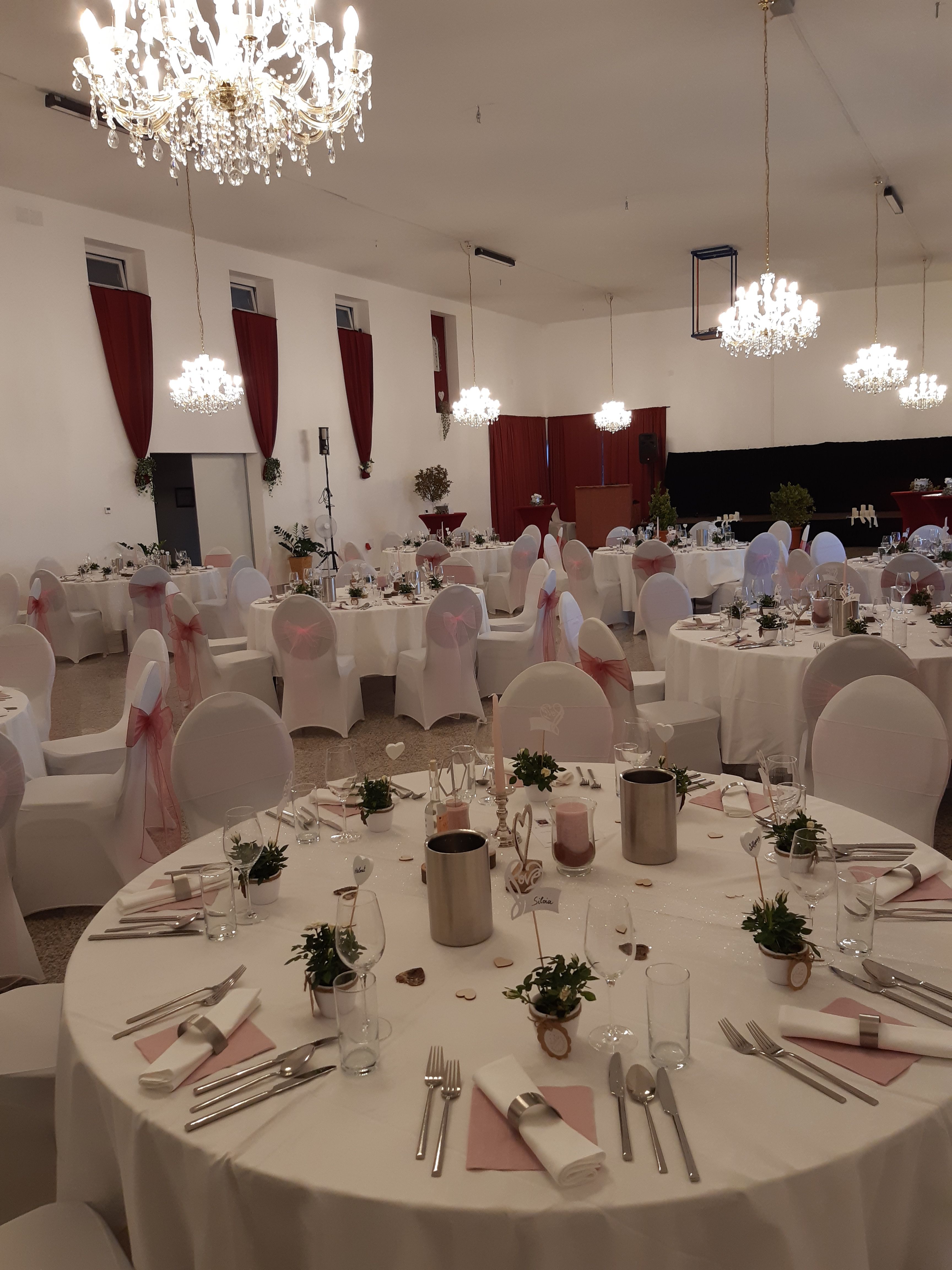 Großer, geschmückter Saal mit runden Galatischen