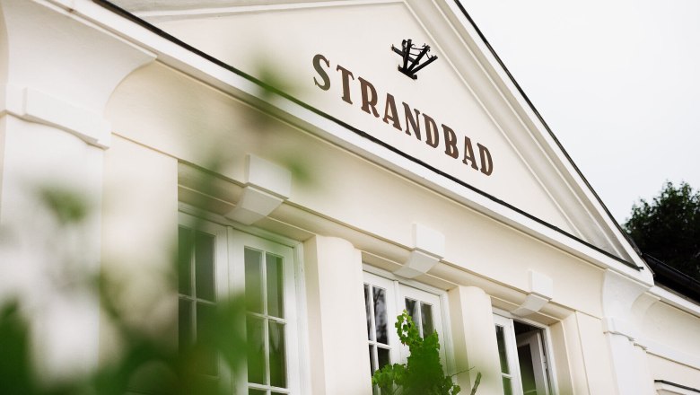 Das Alpenstrandbad Edlach lädt mit seiner charmanten Architektur und der ruhigen Atmosphäre zum Verweilen ein. Umgeben von üppigem Grün und der majestätischen Kulisse der Wiener Alpen, ist dieser Ort ein perfektes Ziel für Erholungssuchende und Naturliebhaber.