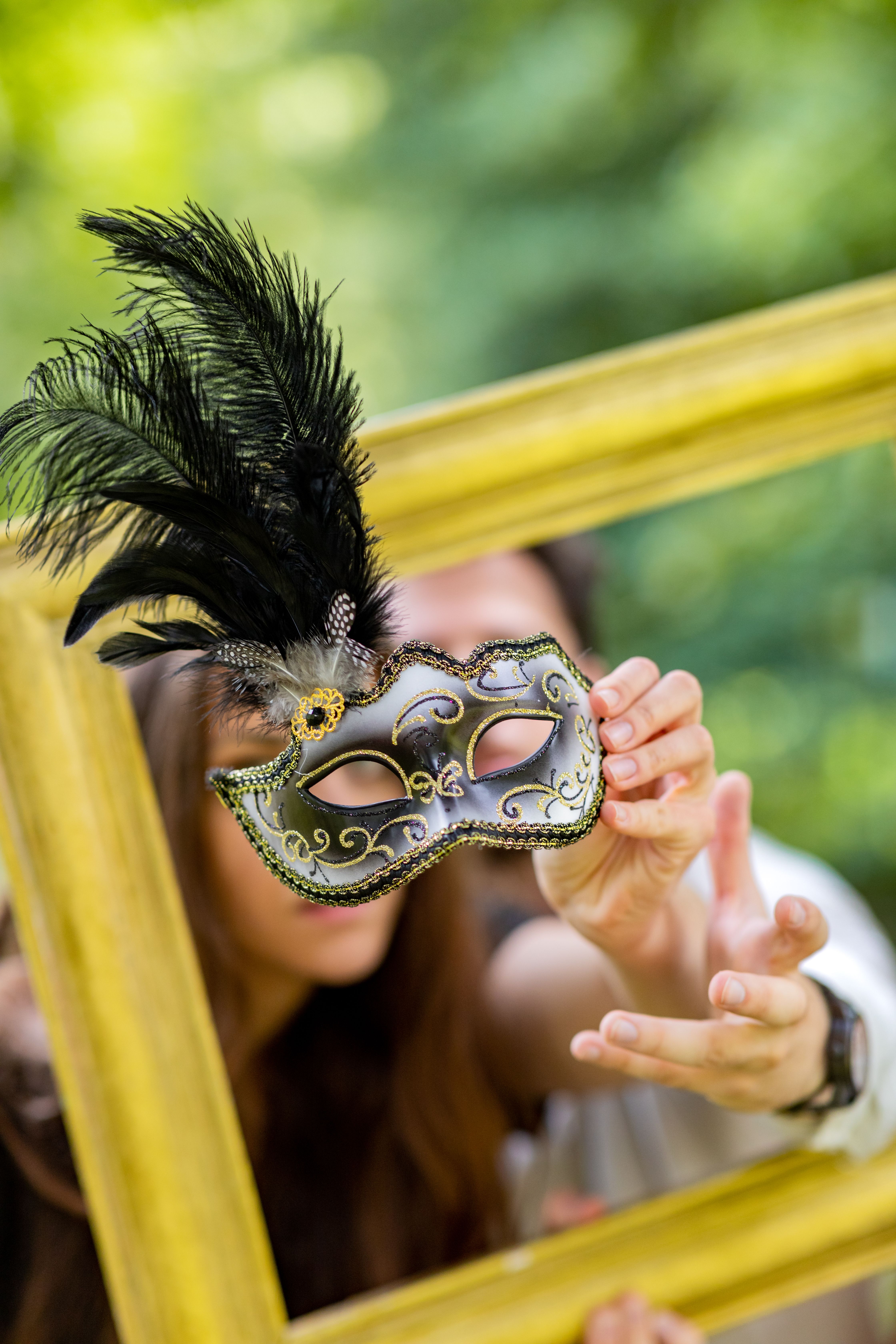 In einem weitläufigen Raum mit roten Vorhängen und einer langen Reihe von Stühlen entsteht eine ruhige, fast melancholische Atmosphäre. Ein einzelner Mensch ruht entspannt auf den Stühlen und genießt die Stille, während das Licht sanft durch die Fenster strömt und die Schönheit des Moments unterstreicht.