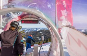 Skifahrer am Start einer Piste im Schigebiet Mönichkirchen-Mariensee.