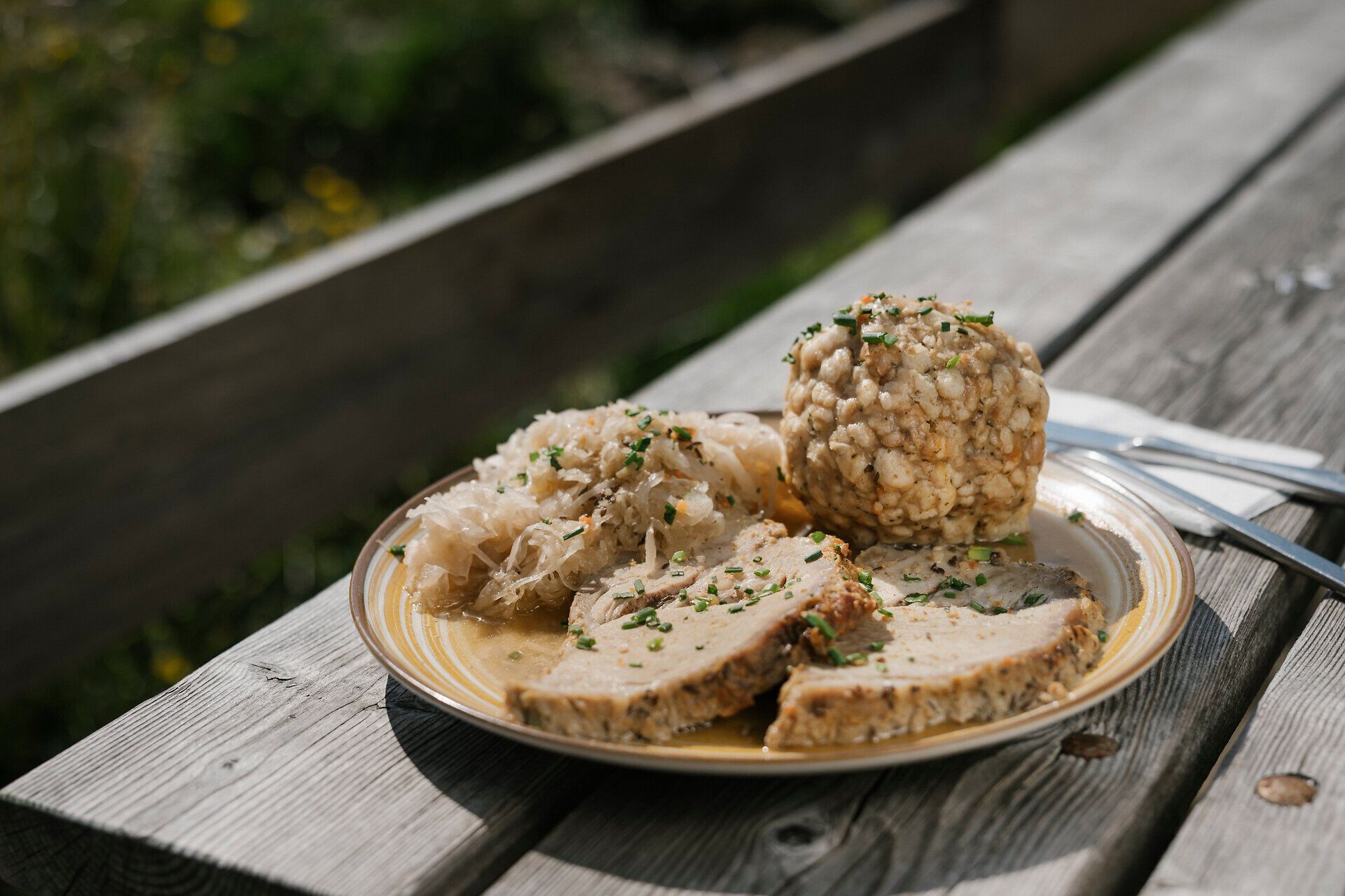 Fleischlaibchen mit Sauce und Semmelknödel auf einem Teller beim Damböckhaus am Schneeberg