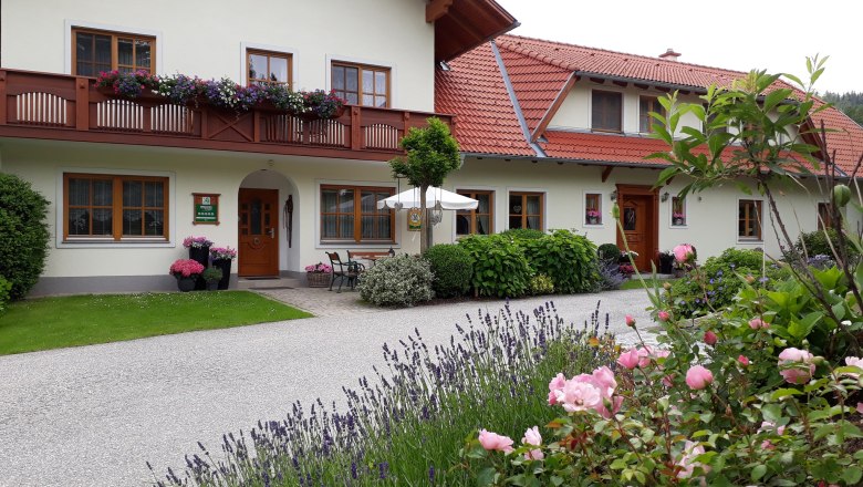 Au&szlig;enansicht eines Hauses mit Blumen und Garten.
