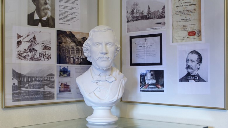 Büste und historische Dokumente im Ghega-Museum.