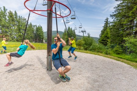 Wippen, Karusselle, Rutschen uvm. am Schaukelweg , &copy; Wiener Alpen/Kremsl