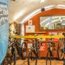 Fahrradgarage mit Fahrrädern und einem Banner der Wiener Alpen Rad-Gastgeber.